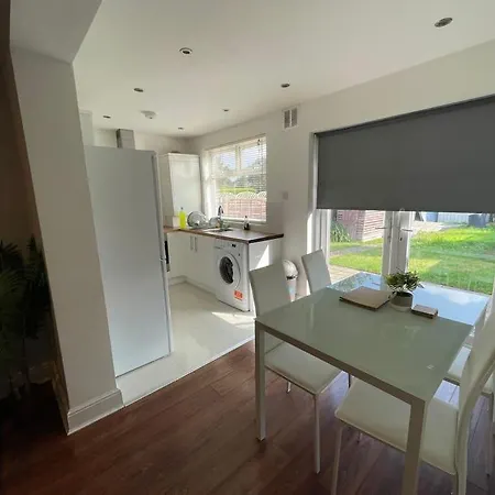 Entire Ground Floor Apartment In Watford Exterior photo