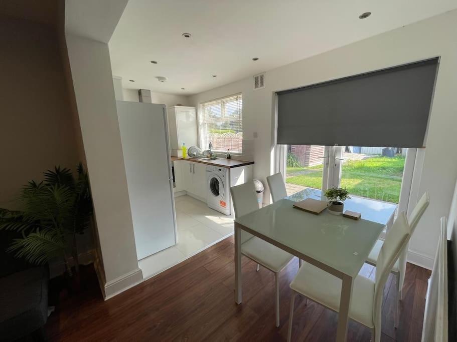 Entire Ground Floor In * Watford (Hertfordshire)